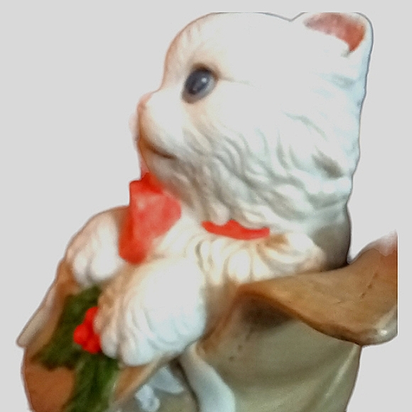 VINTAGE G G SANTIAGO CHRISTMAS COLLECTIBLE. A White Kitten in a Shoe! - Picture 3 of 12